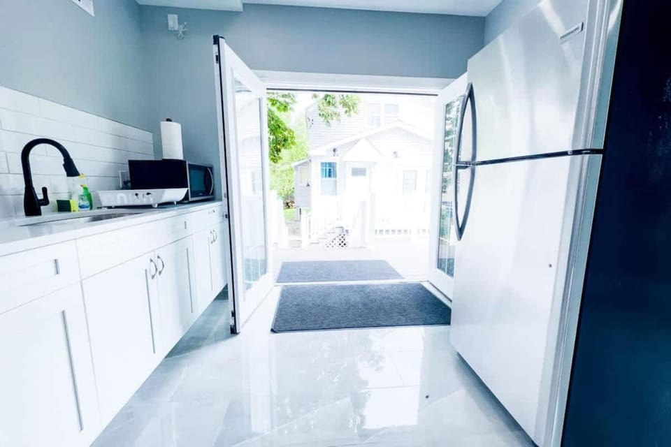 2 Homes 1 Stay-7BR Niagara Falls Compound House in Niagara Falls