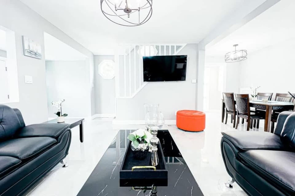 2 Homes 1 Stay-7BR Niagara Falls Compound House in Niagara Falls