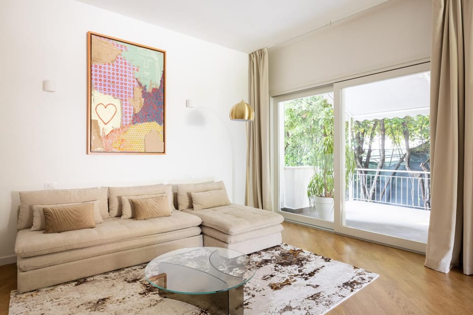 Communal lounge/ TV room, Living room, Garden view