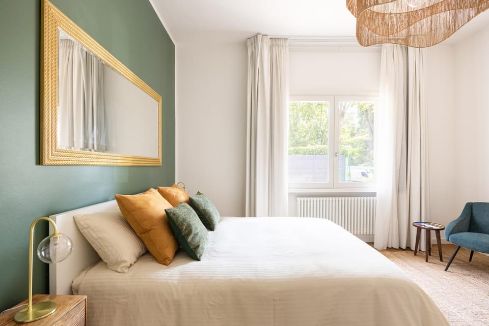 Bed, Bedroom, towels, air conditioner