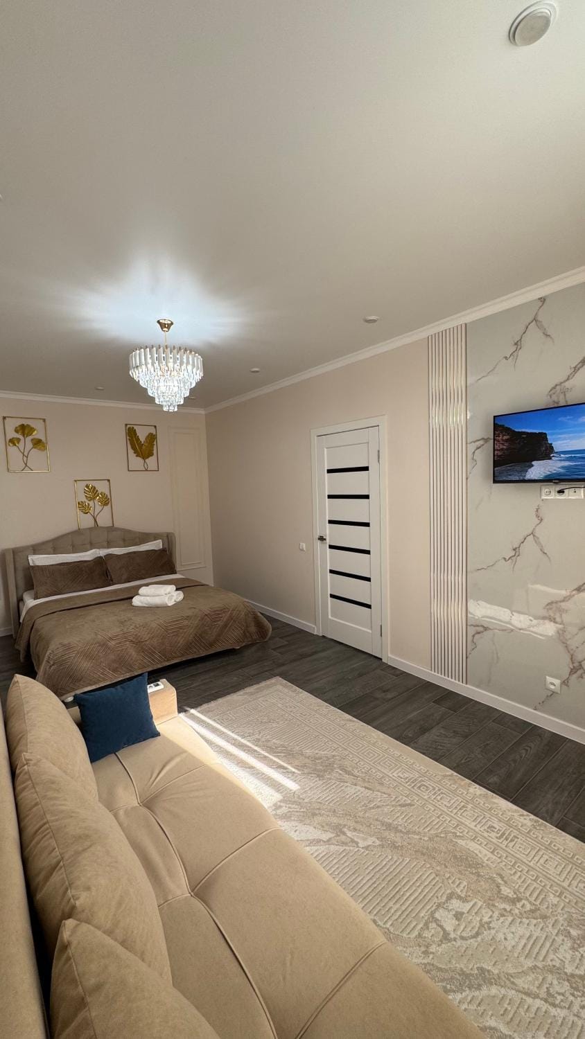 Bed, TV and multimedia, Living room, Photo of the whole room, Seating area, Bedroom
