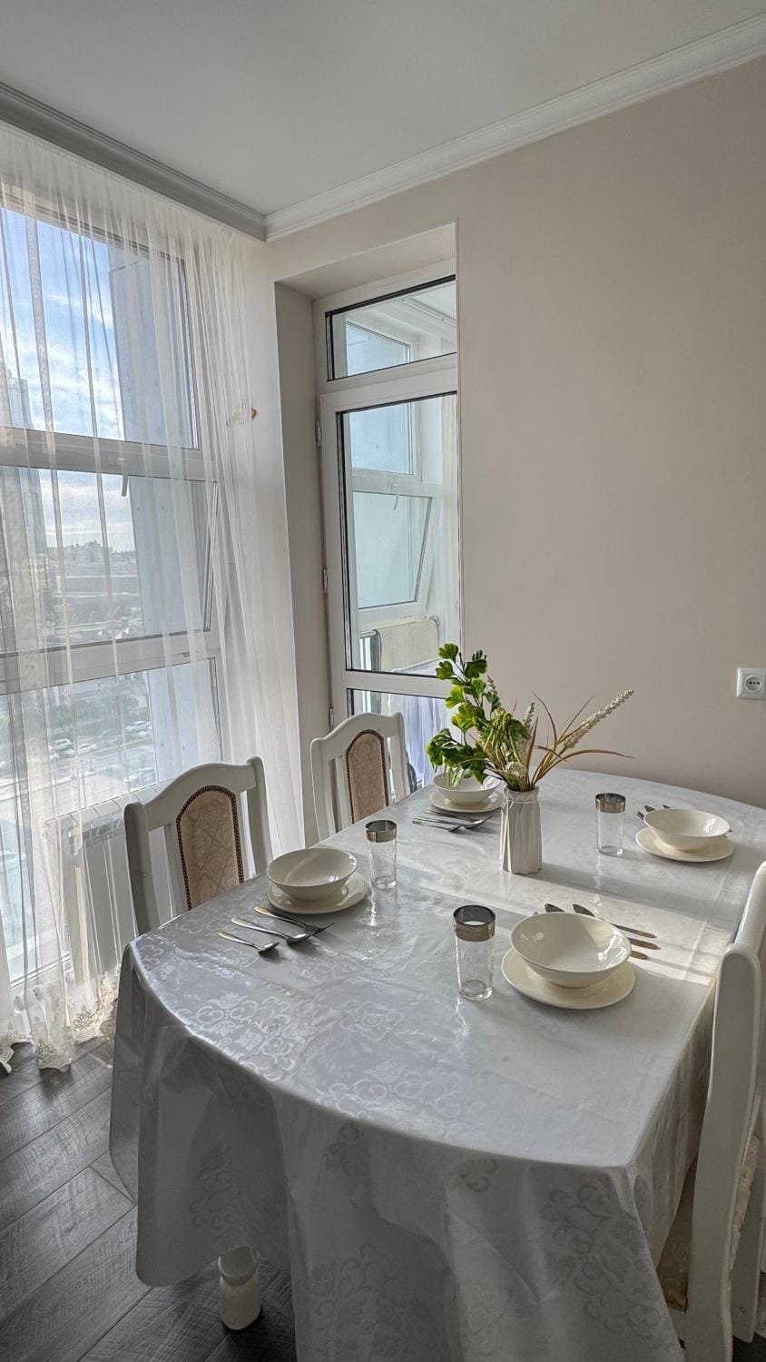 Dining area, Food, City view