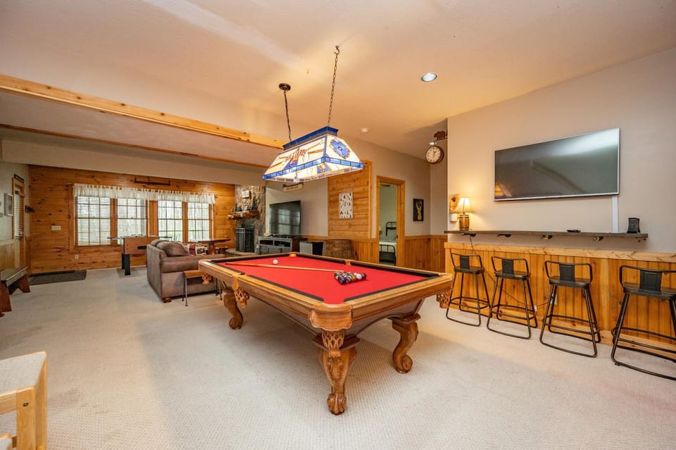 Rock Lodge Cabin by Railey Vacations Cabin in Deep Creek Lake