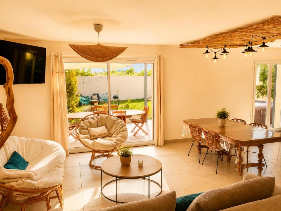 Patio, Living room, Garden view, Meals