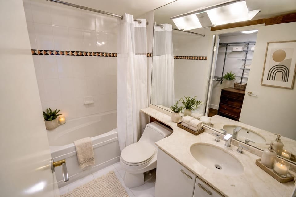 Spacious 2 Bedroom Apartment in Yaletown Steps from Seawall and Dining Apartment in Vancouver