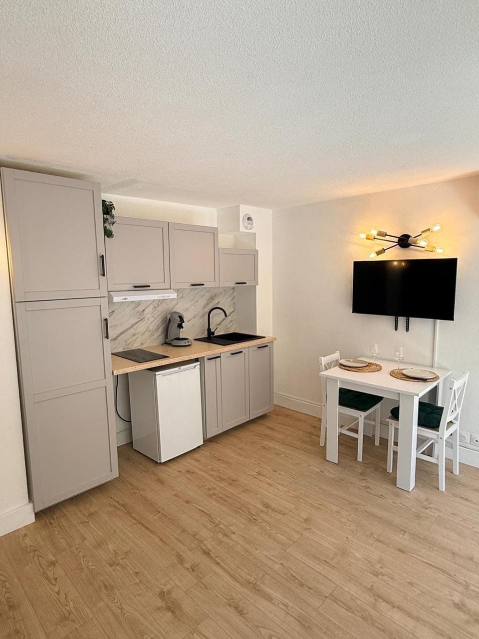 TV and multimedia, Coffee/tea facilities, Kitchen or kitchenette, Dining area, stove