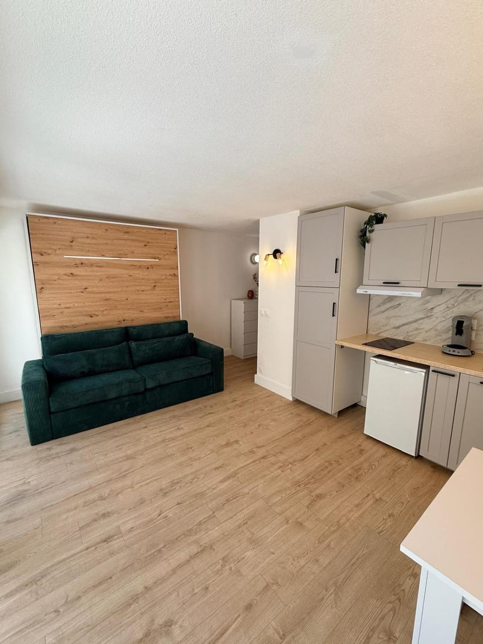 Kitchen or kitchenette, Living room, Seating area, stove