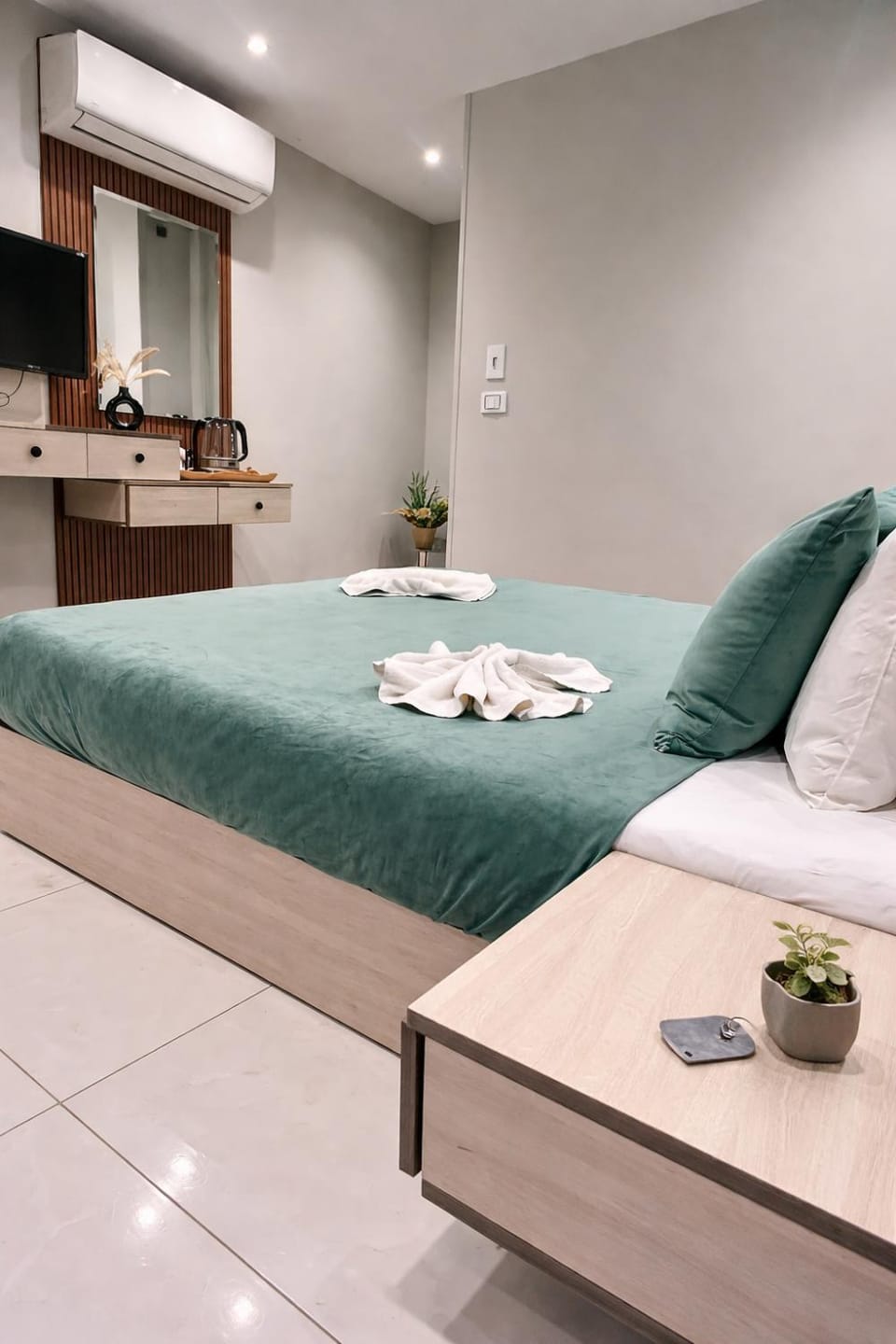 Bed, Living room, Photo of the whole room, Seating area, Bedroom, minibar, towels