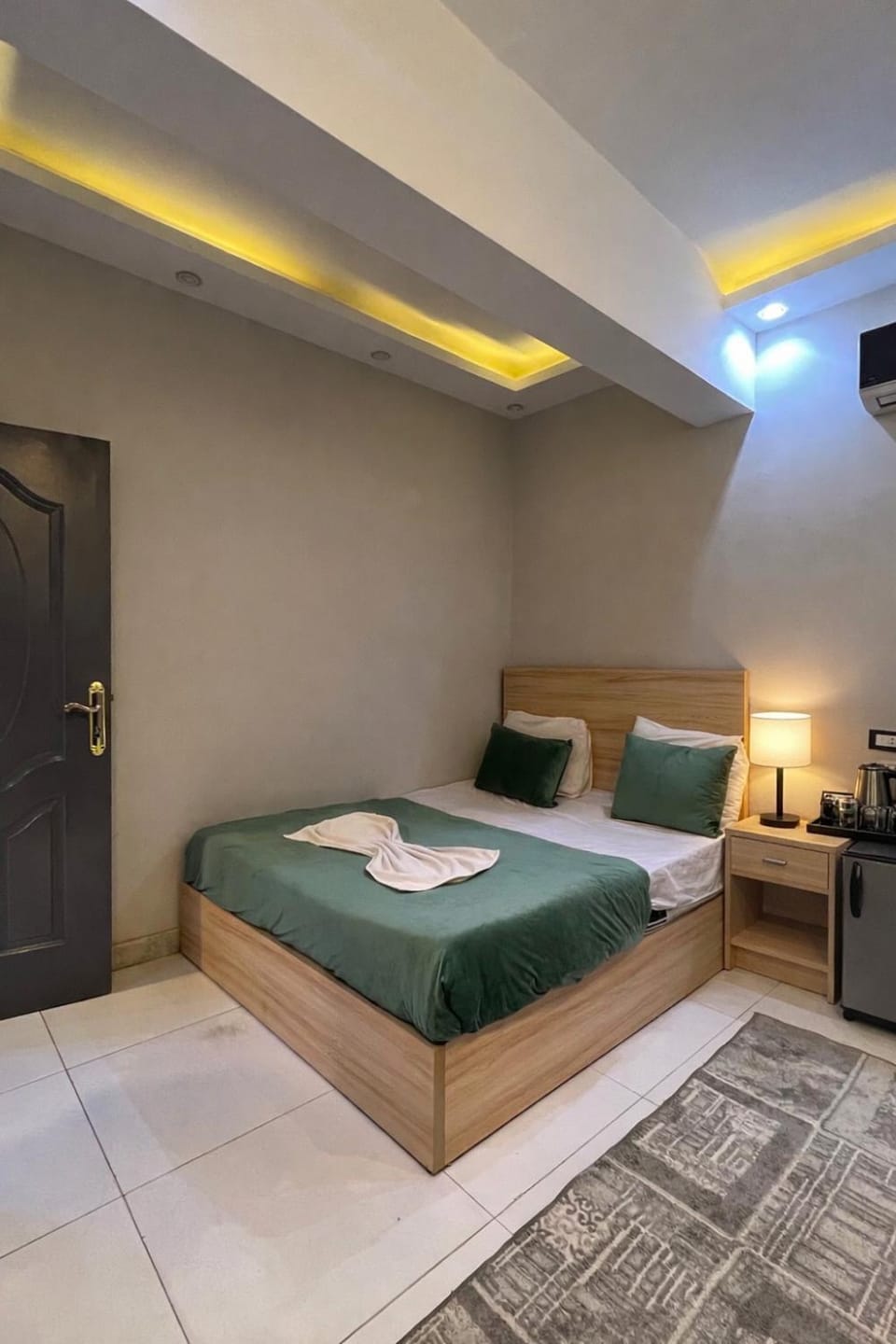 Bed, TV and multimedia, Photo of the whole room, Bedroom, towels