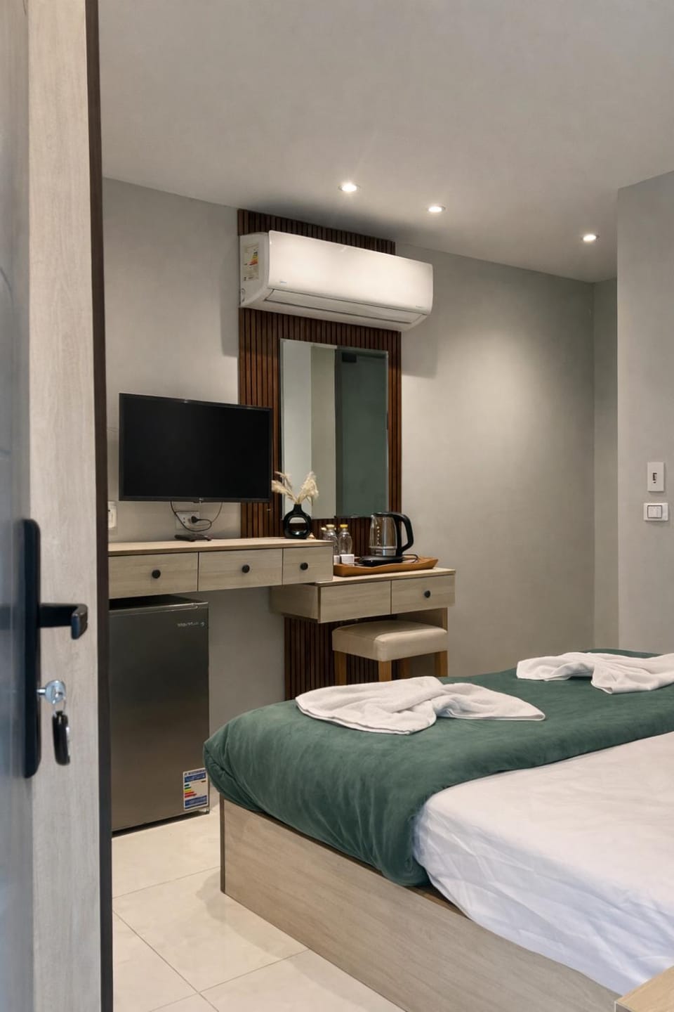 Communal lounge/ TV room, Bed, TV and multimedia, Photo of the whole room, Evening entertainment, Bedroom, hair dresser, wardrobe, air conditioner