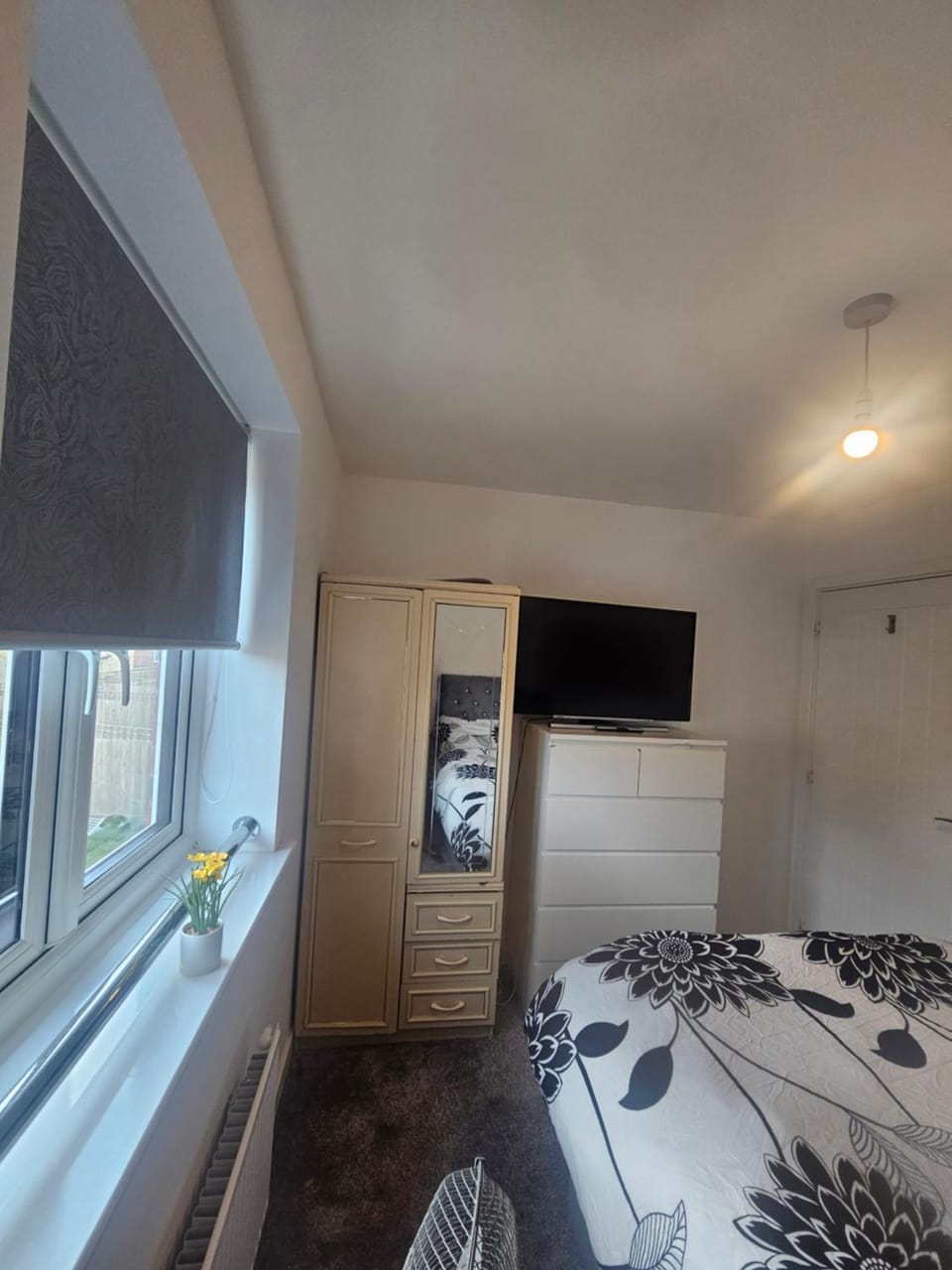 Peachy velvet room in a flat for female guest only Vacation rental in Walsall