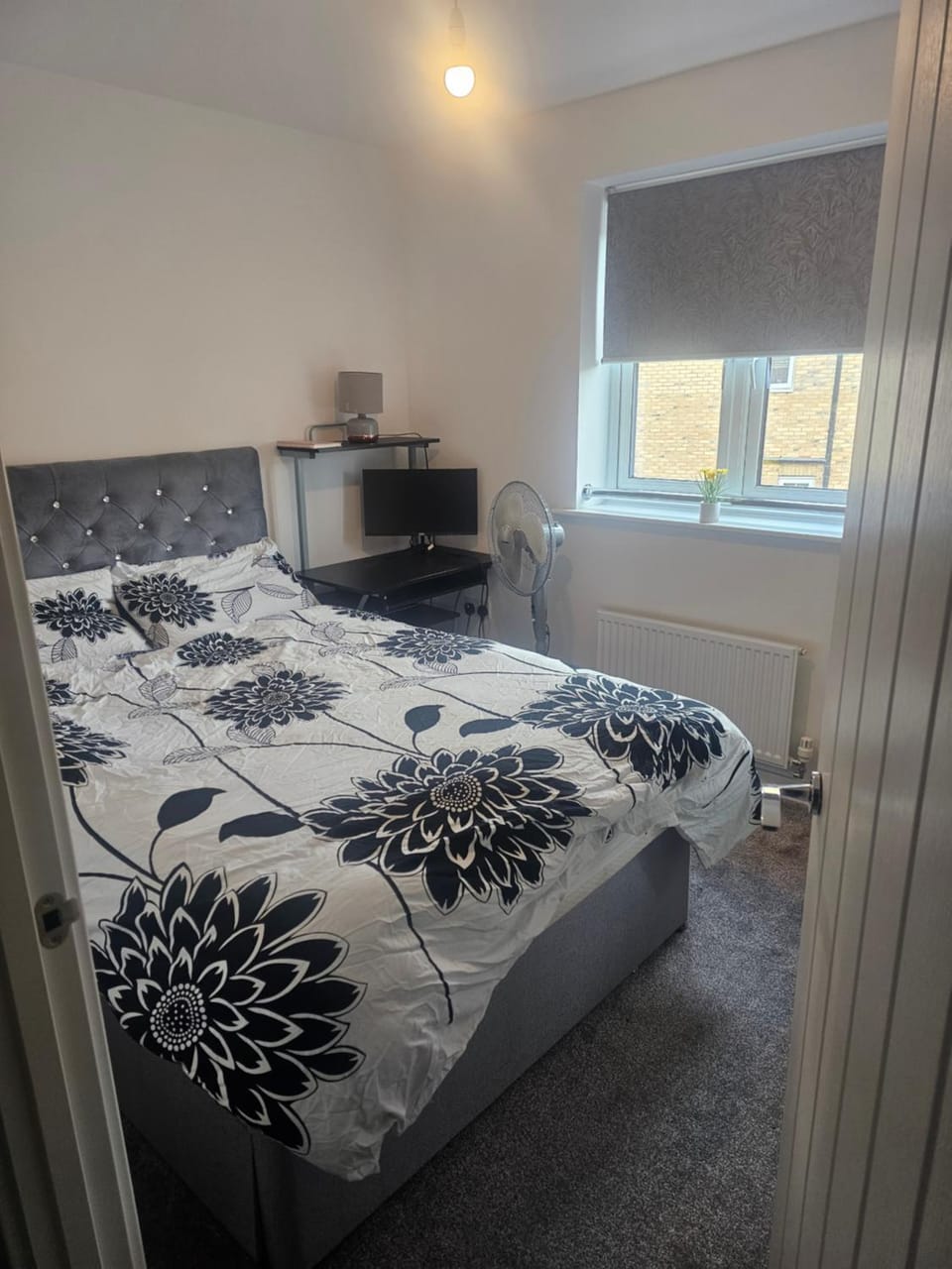 Peachy velvet room in a flat for female guest only Vacation rental in Walsall