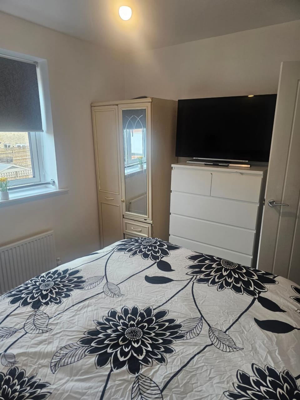 Peachy velvet room in a flat for female guest only Vacation rental in Walsall