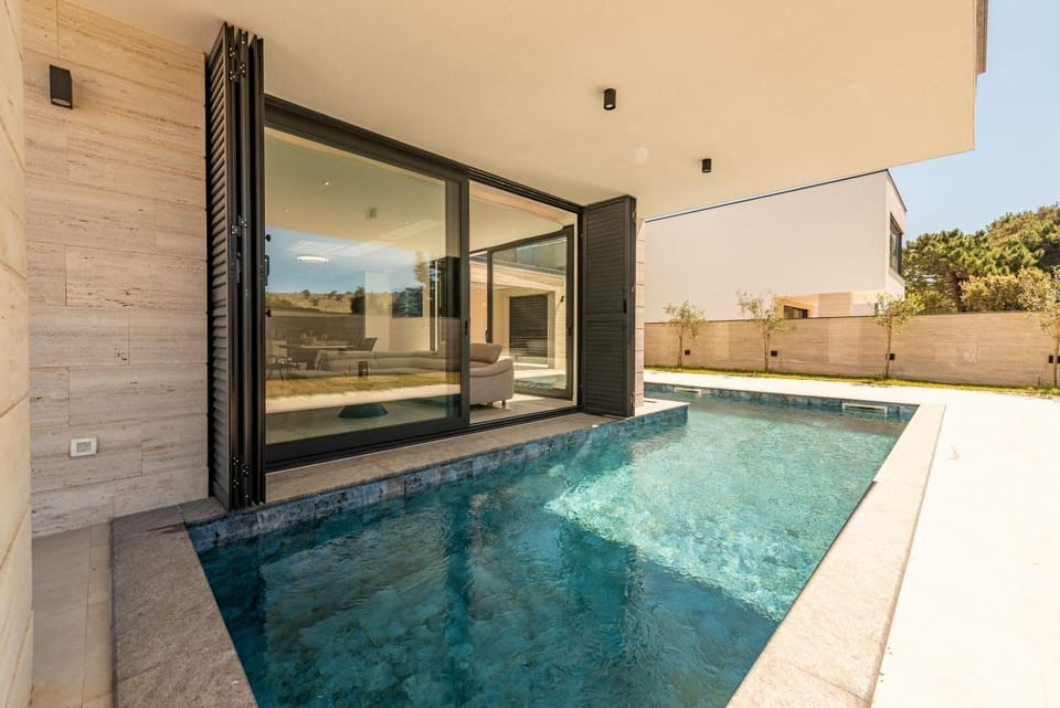 Shower, Property building, Patio, Facade/entrance, Garden, View (from property/room), Balcony/Terrace, Area and facilities, Swimming pool