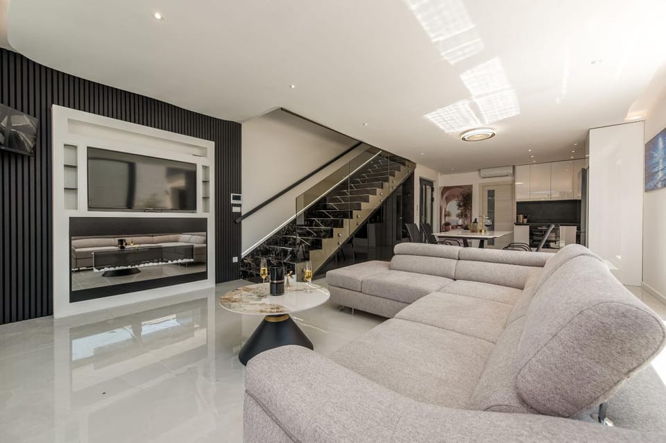 Property building, TV and multimedia, View (from property/room), Kitchen or kitchenette, Living room, Lobby or reception, Other, Seating area, Dining area, Pool view