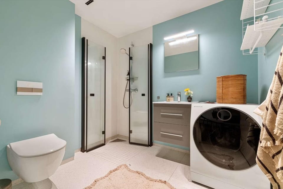 Shower, Toilet, Bathroom, towels