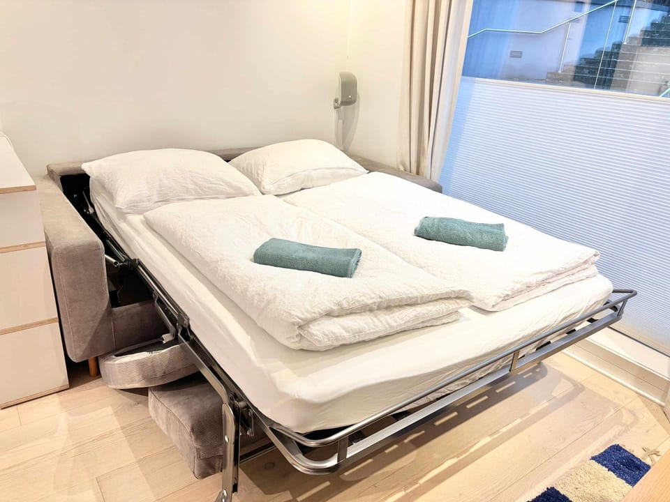 Bed, towels