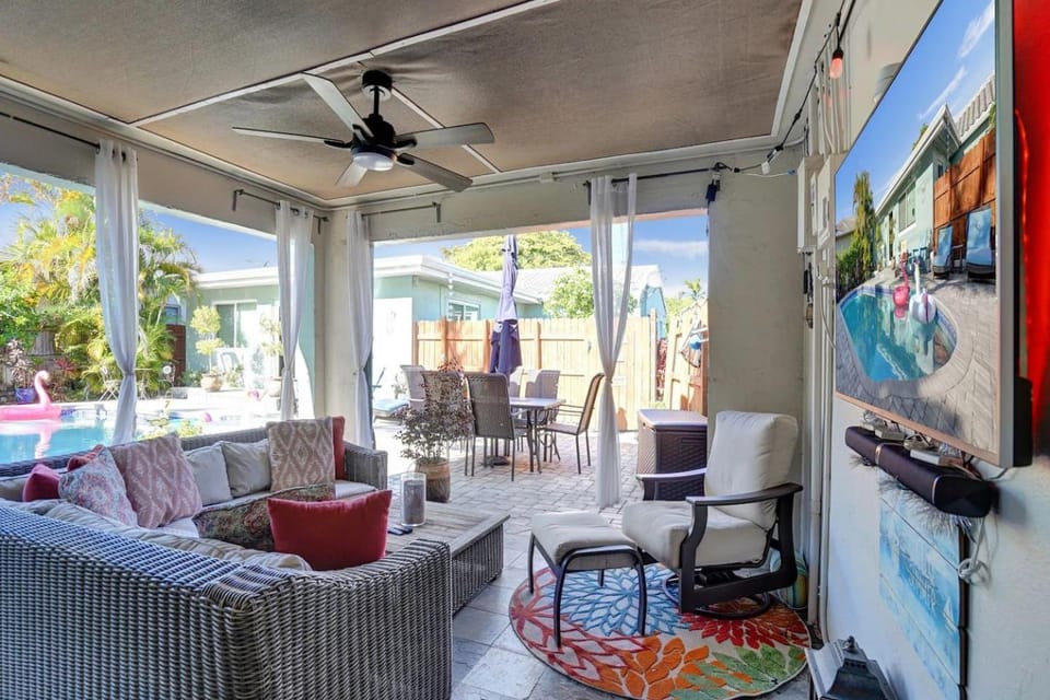 Caribbean Paradise Retreat Private Pool, Outdoor Kitchen & Jacuzzi Villa in Fort Lauderdale