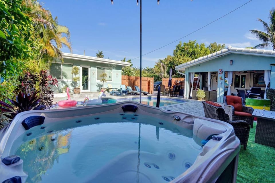Caribbean Paradise Retreat Private Pool, Outdoor Kitchen & Jacuzzi Villa in Fort Lauderdale