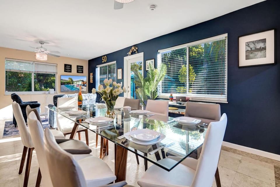 Caribbean Paradise Retreat Private Pool, Outdoor Kitchen & Jacuzzi Villa in Fort Lauderdale
