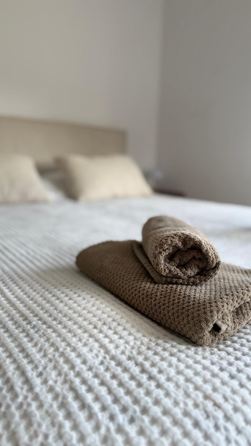 Bed, Bedroom, towels