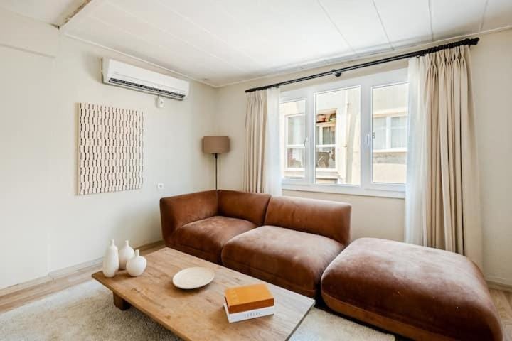 Living room, air conditioner