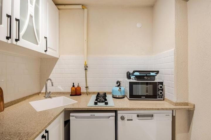 Coffee/tea facilities, Kitchen or kitchenette, dishwasher, microwave, minibar, stove