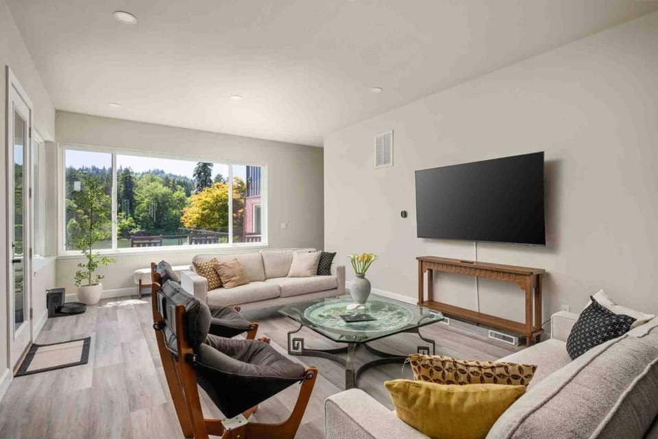 Oak Shore Haven House in Lake Oswego