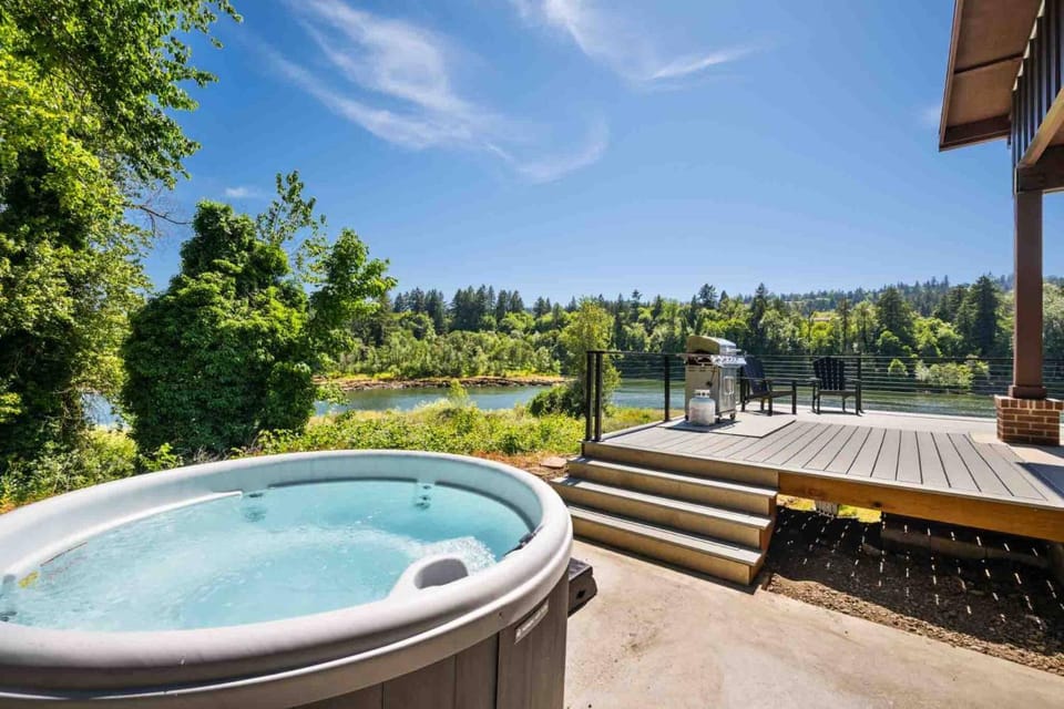 Oak Shore Haven House in Lake Oswego