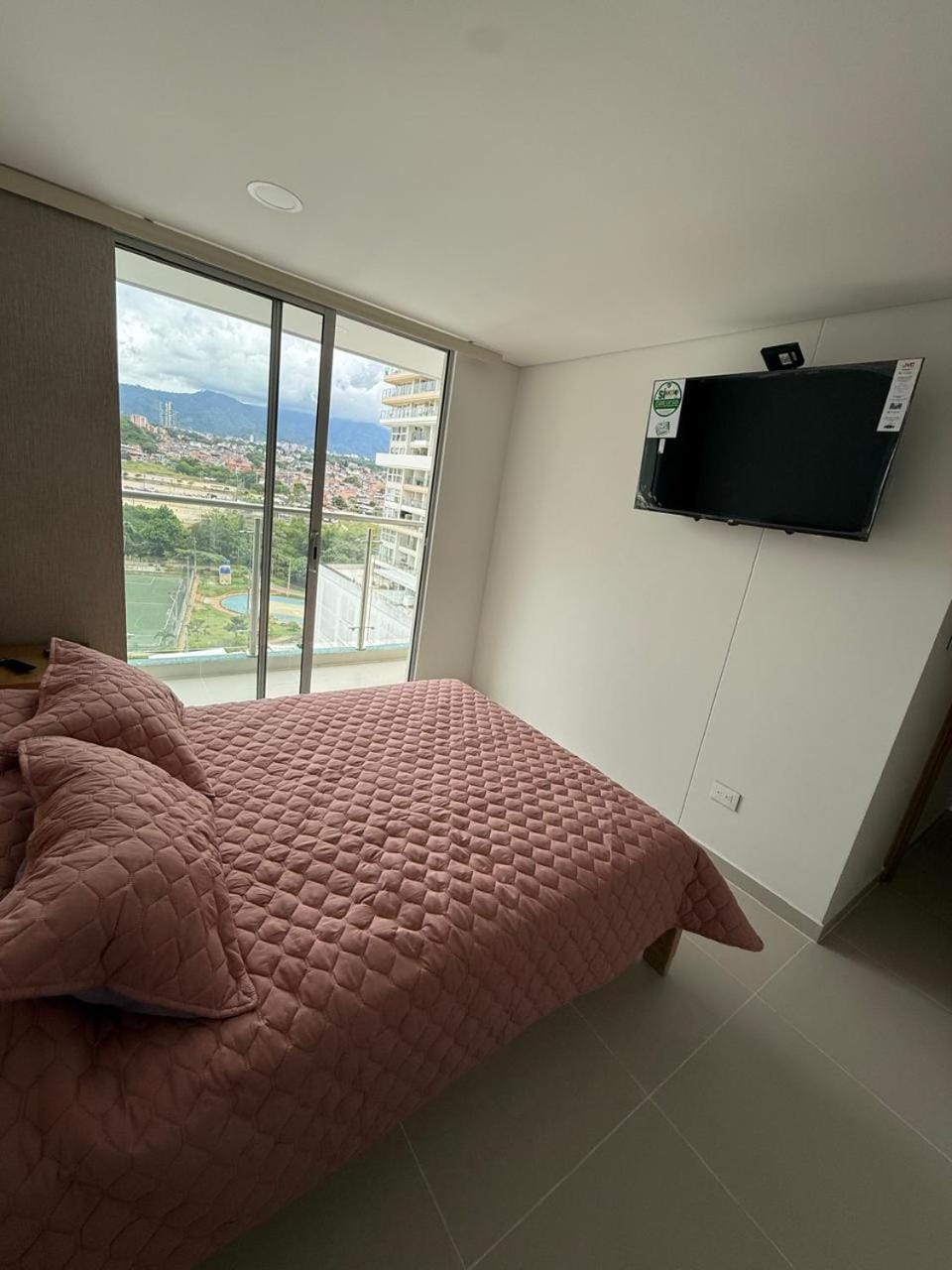 Bed, TV and multimedia, Bedroom