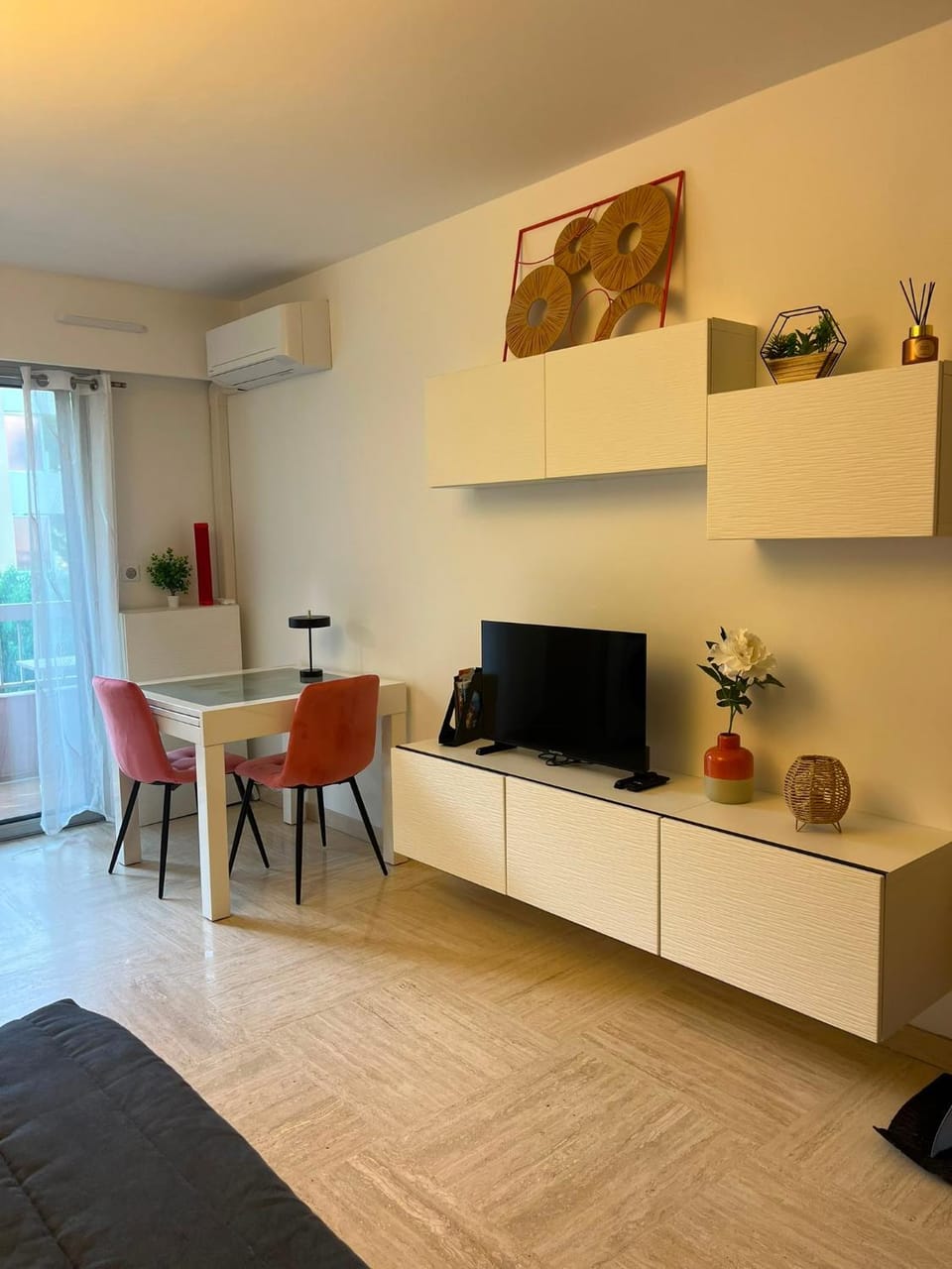 TV and multimedia, Living room, air conditioner