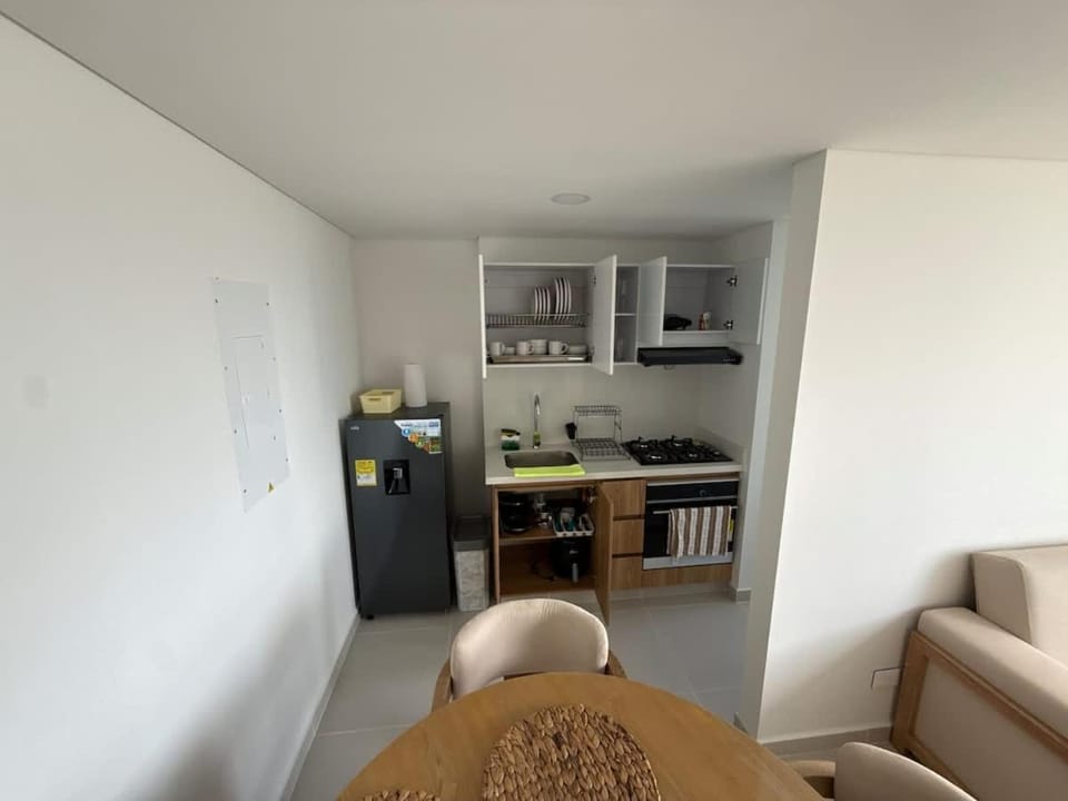 Coffee/tea facilities, Kitchen or kitchenette, Dining area, oven, stove