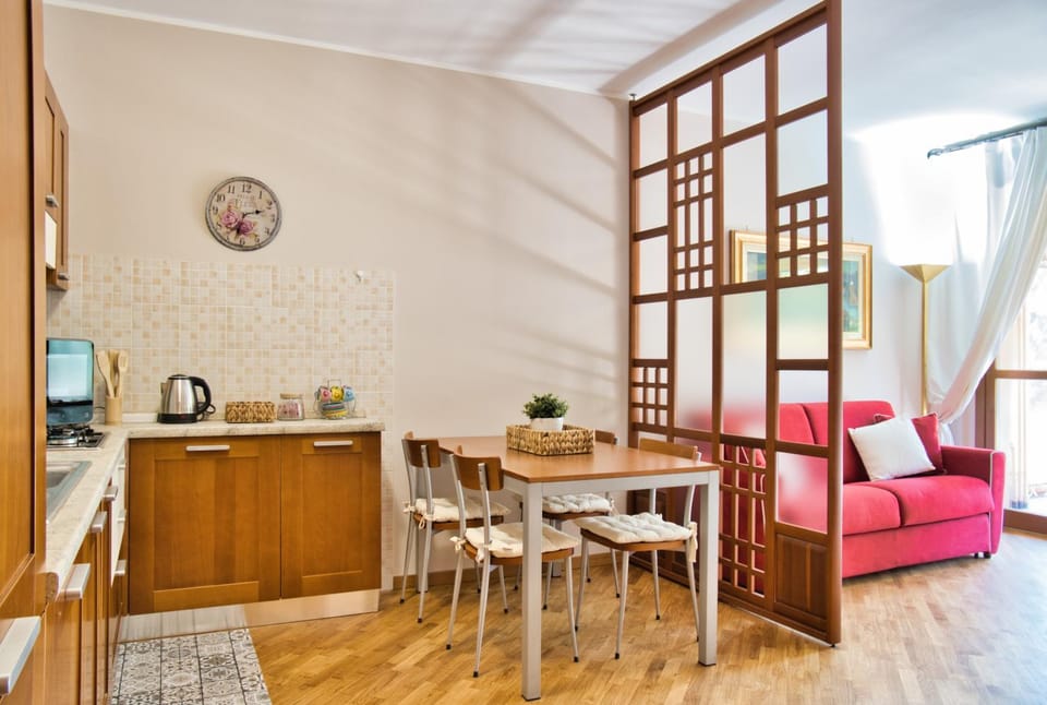 Kitchen or kitchenette, Living room, Seating area, Dining area