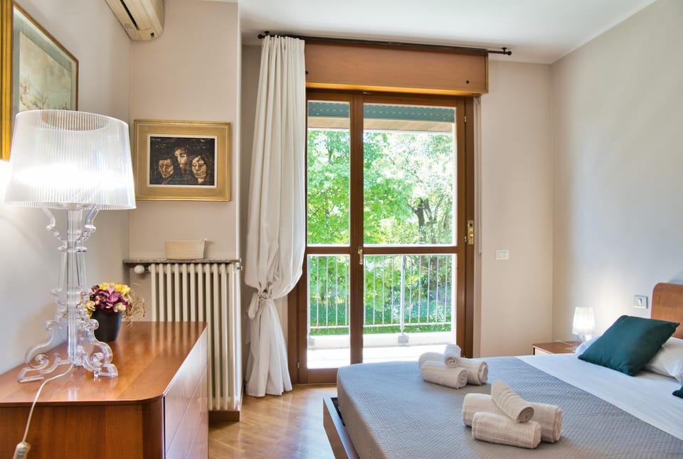 Bed, Bedroom, towels, air conditioner