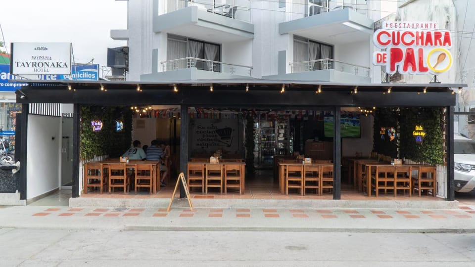 Restaurant/places to eat, Lounge or bar