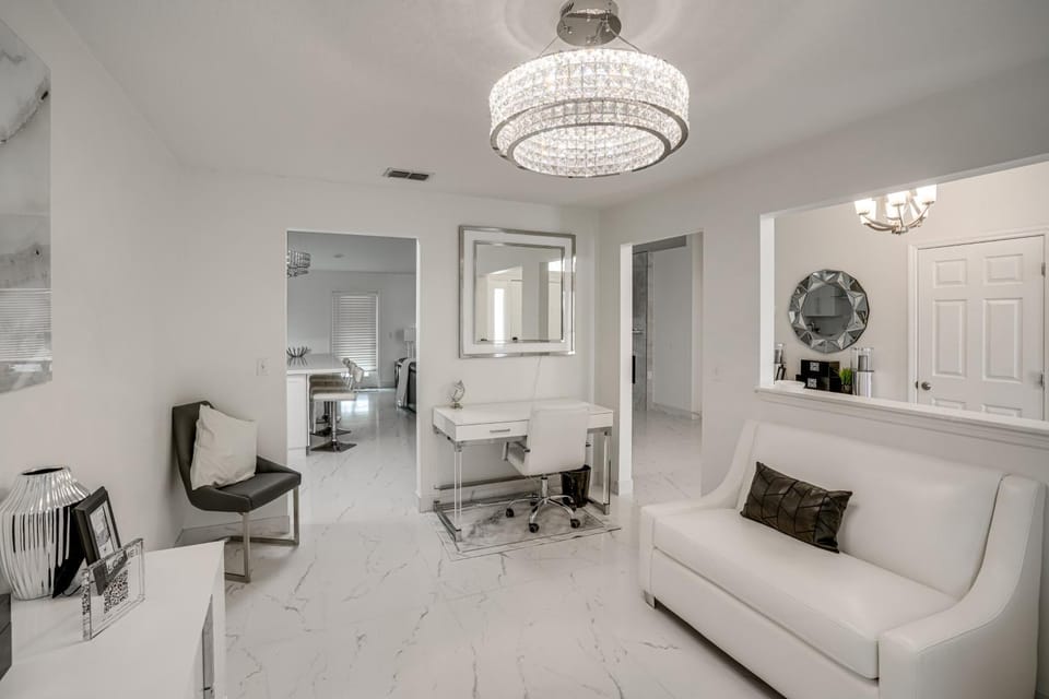 Modern Port St Lucie Home: Shop, Dine & Unwind House in Port Saint Lucie