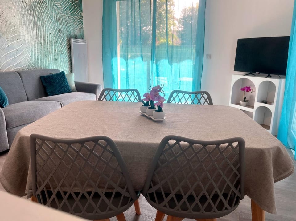 Dining area, Meals