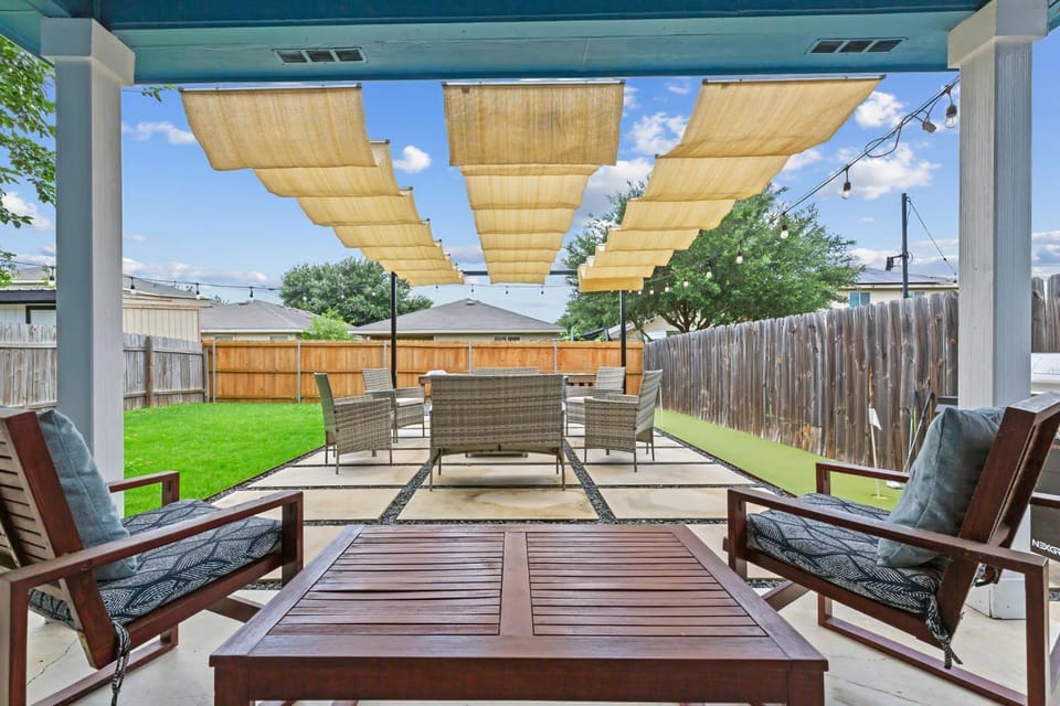 Cowboy Pool Fire Pit & Putt Putt Near DT For 10 House in Montopolis