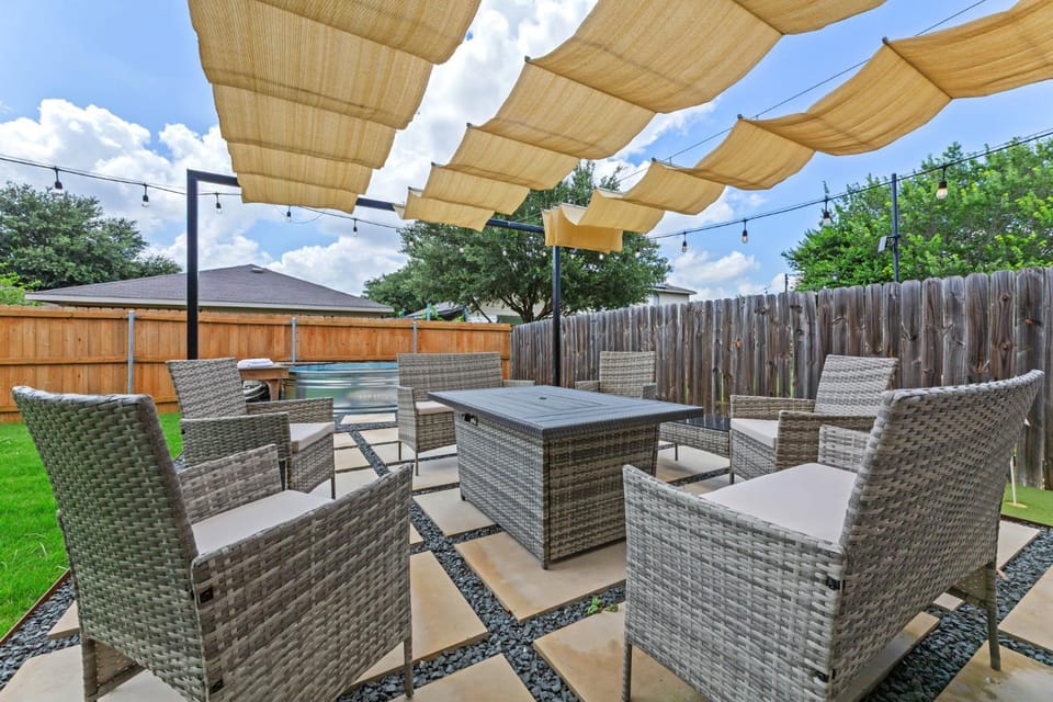 Cowboy Pool Fire Pit & Putt Putt Near DT For 10 House in Montopolis
