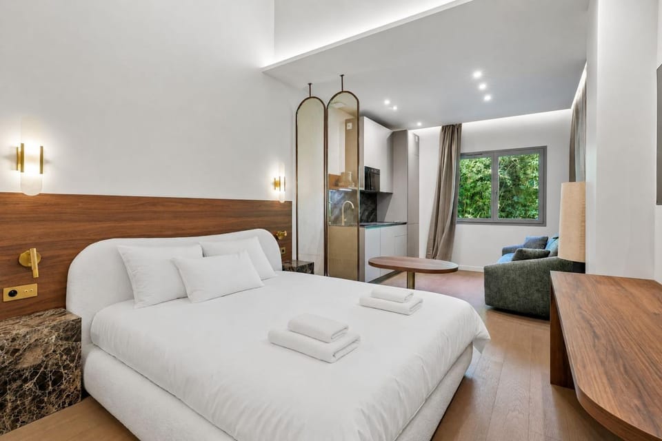 Bed, TV and multimedia, Living room, Photo of the whole room, Seating area, Bedroom, towels