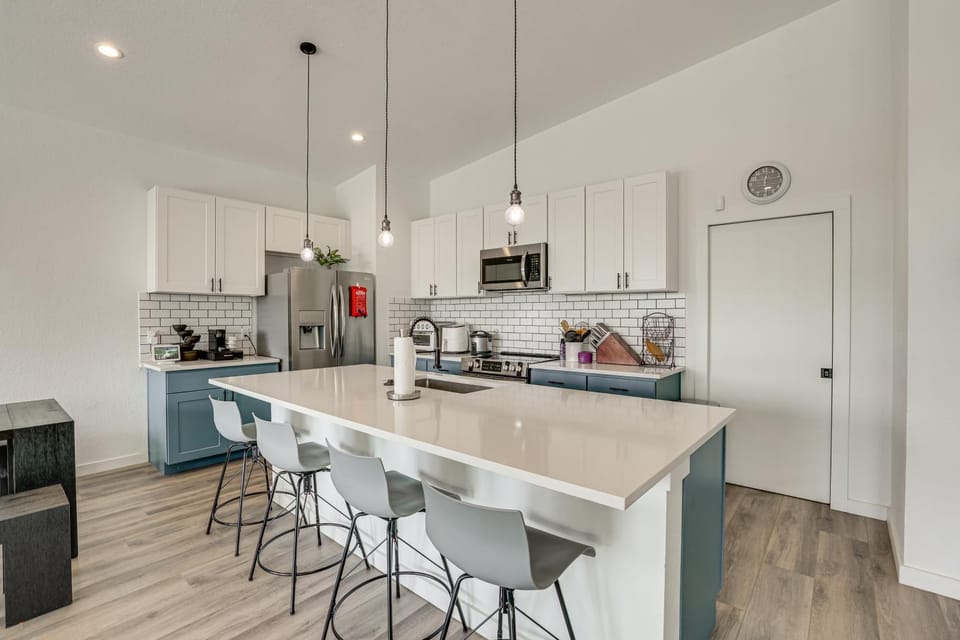 Sleek Home w/ Pool Overlooking Canyon Lake! House in Canyon Lake