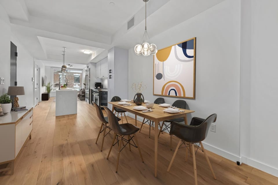 Kitchen or kitchenette, Dining area