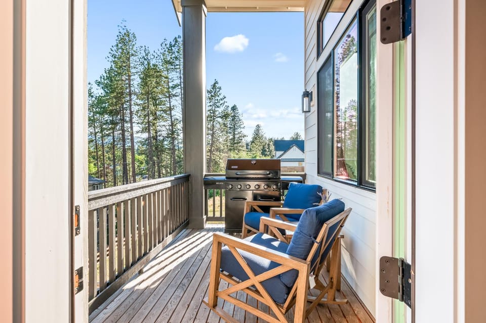 Hidden Speakeasy, Hot Tub & Game Room, Sleeps 12 House in Cle Elum