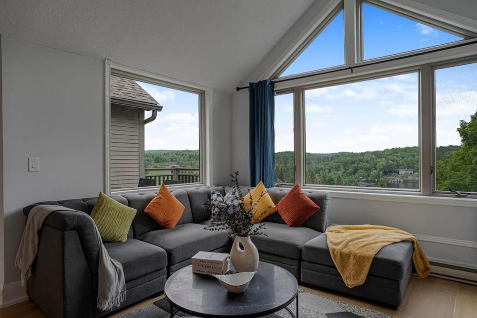 Communal lounge/ TV room, TV and multimedia, Living room, Decorative detail, Decorative detail, Seating area, River view