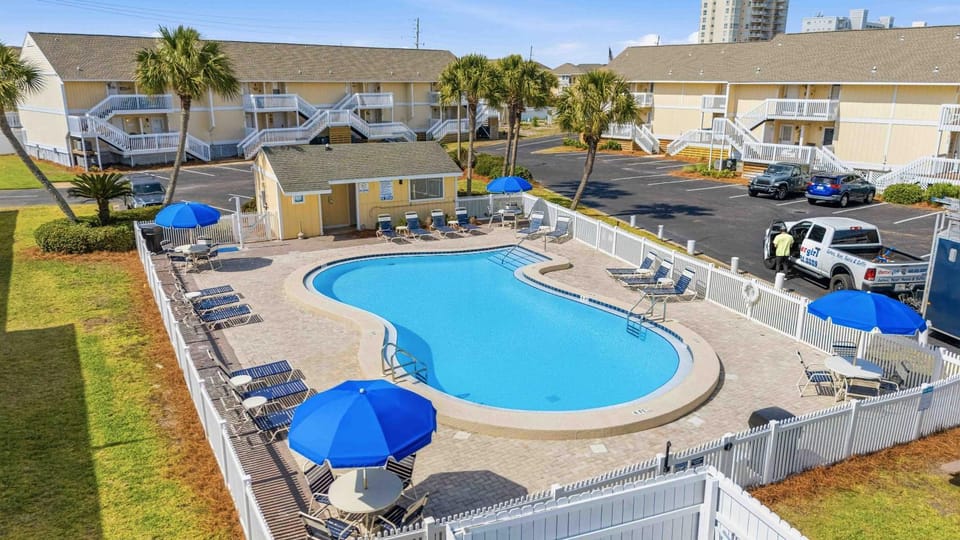 Newly Remodeled Studio with King Bed Queen Sleeper Sofa and Full Kitchen - Walk to the Beach With Beach Service Included Apartment in Destin