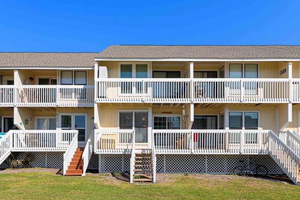 Newly Remodeled Studio with King Bed Queen Sleeper Sofa and Full Kitchen - Walk to the Beach With Beach Service Included Apartment in Destin