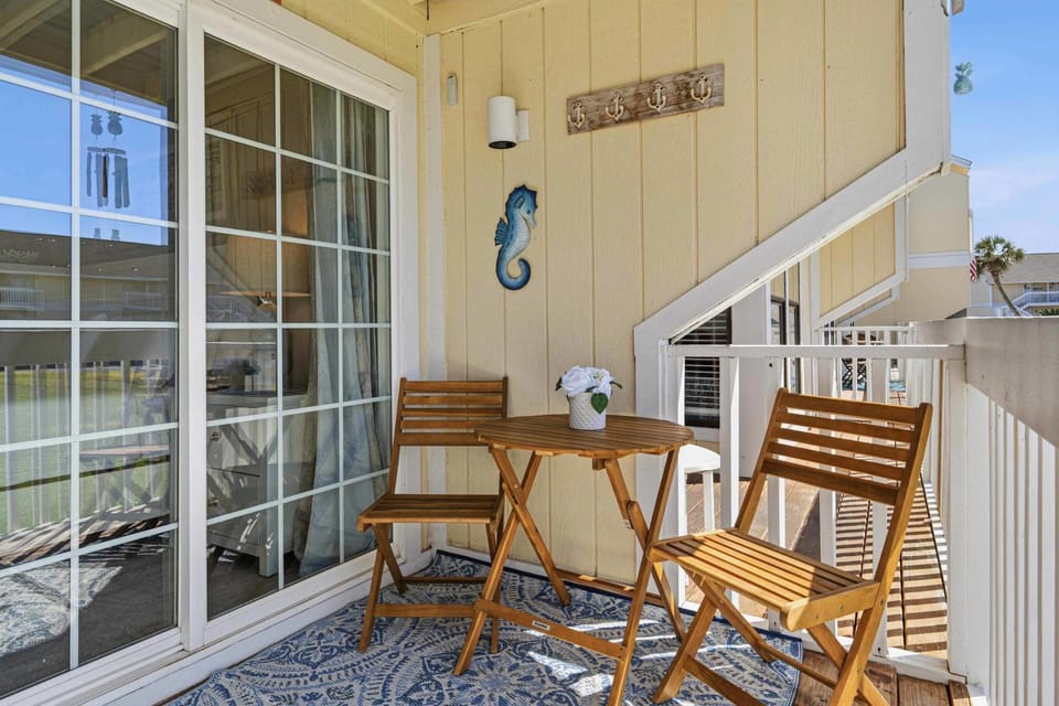 Newly Remodeled Studio with King Bed Queen Sleeper Sofa and Full Kitchen - Walk to the Beach With Beach Service Included Apartment in Destin
