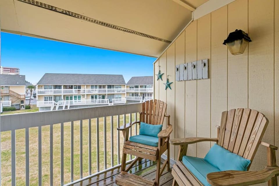 Coastal Condo with heated pool hot tub tennis & beach access Apartment in Destin