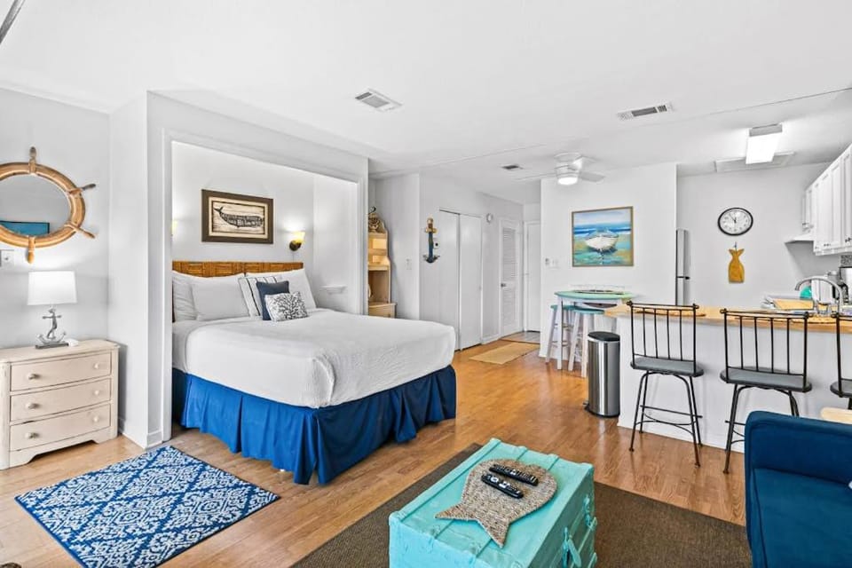 Coastal Condo with heated pool hot tub tennis & beach access Apartment in Destin
