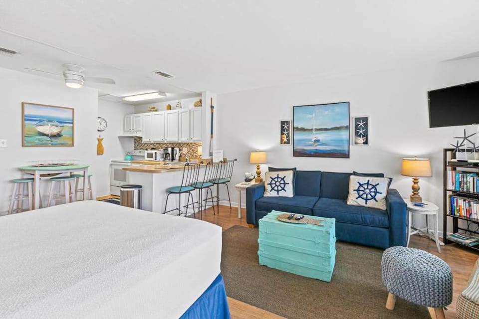 Coastal Condo with heated pool hot tub tennis & beach access Apartment in Destin